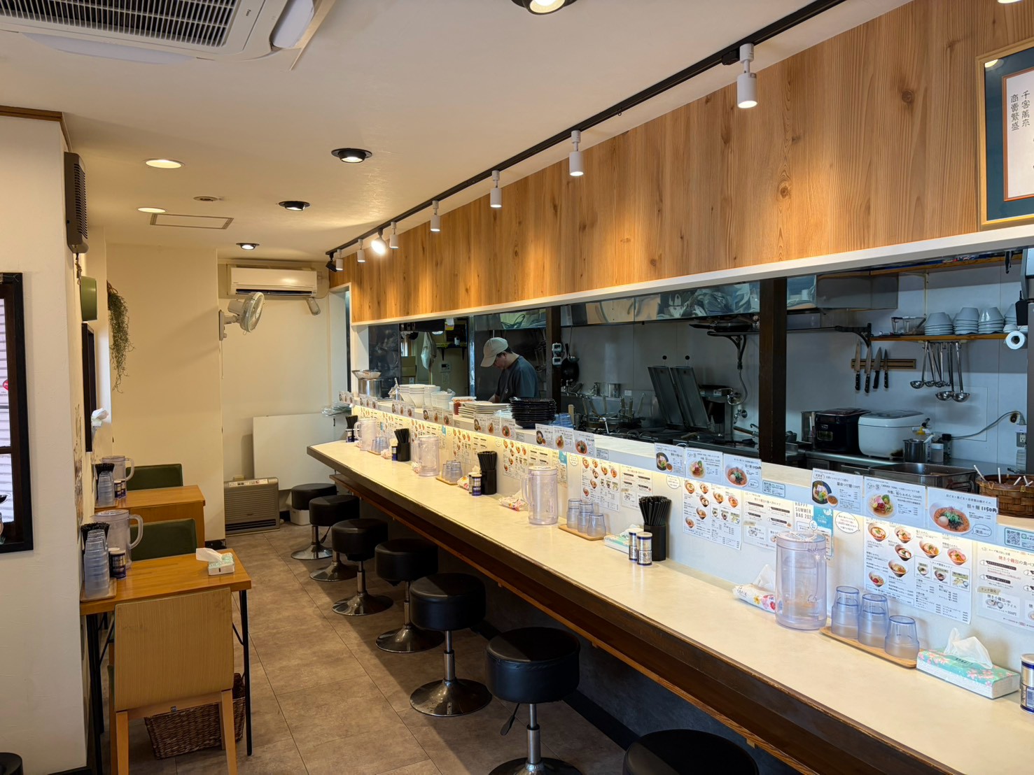 清潔感のある店内カウンター