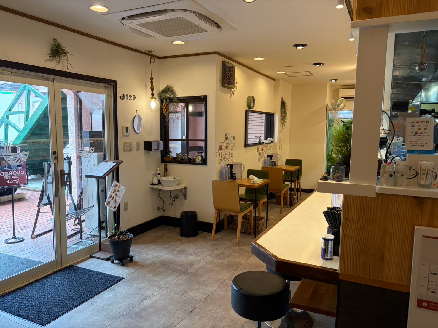明るい店舗入口と店内
